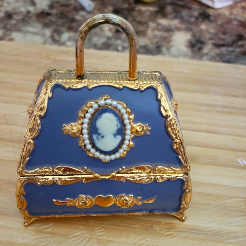 Splendid cameo vintage jewelry box